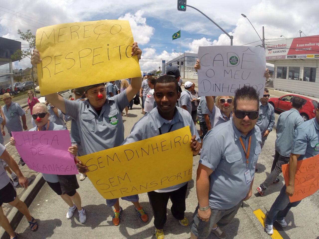 Motoristas e cobradores da Carmo foram a pé, da garagem até o TRT, na chamada Procissão dos Sem Salário. No caminho, aplausos e manifestações de apoio da população.